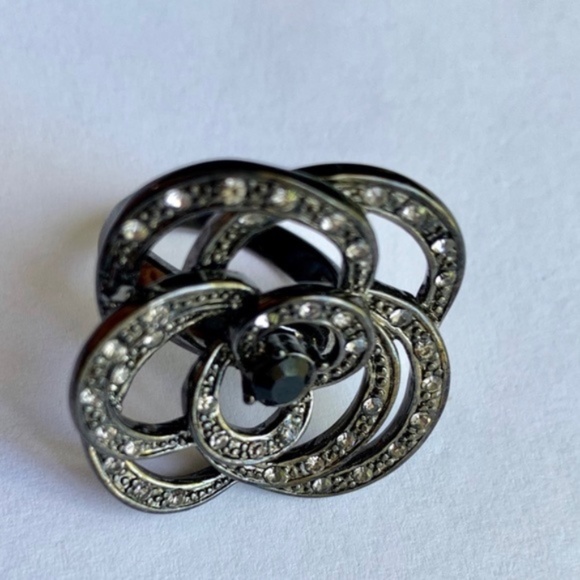 Black swirl flower ring center w black stone - Picture 6 of 6